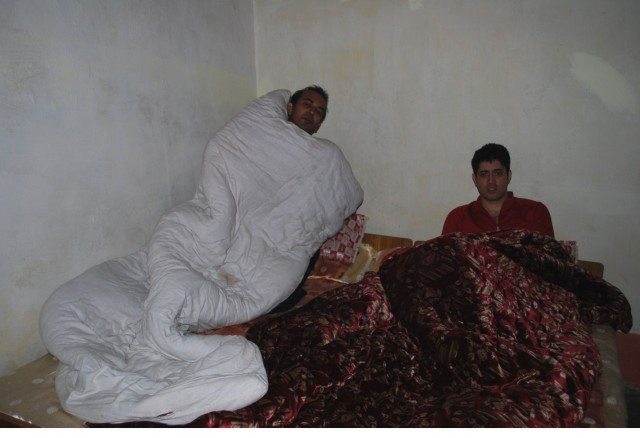 डबल-बेड के अंदर घुसपैठिये। (L-R Gaurav, Rahul)