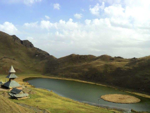 Here comes the lake with temple…