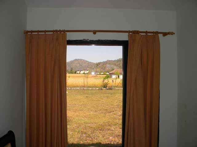 7. खिड़की से नजारा