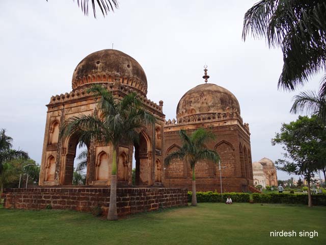 Tombs lined up in Barid Shahi Park