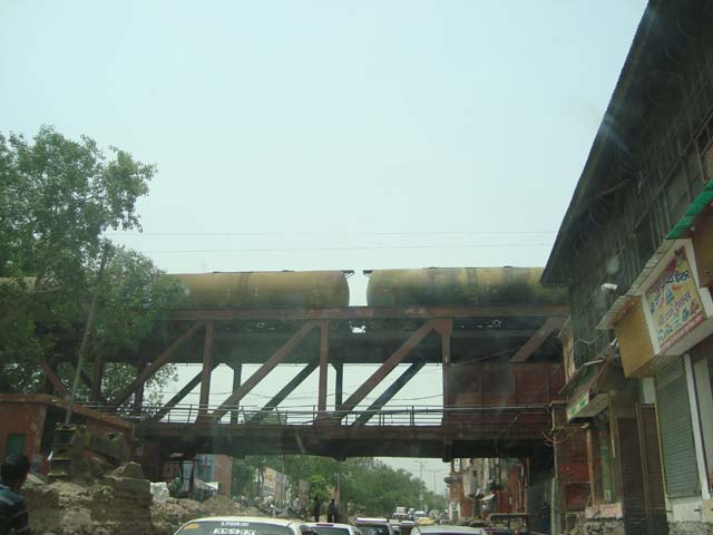 मथुरा से बाहर निकलते समय समय पुल से गुजरते मालगाड़ी के डिब्बे
