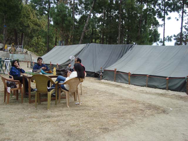 रिसोर्ट में लगे हुए टेन्ट