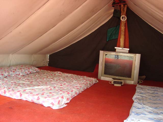  टेंट के भीतर की एक झलक