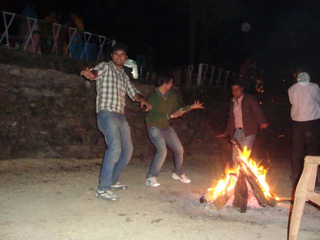 बोनफायर का आनंद और नये साल के जश्न की धूम