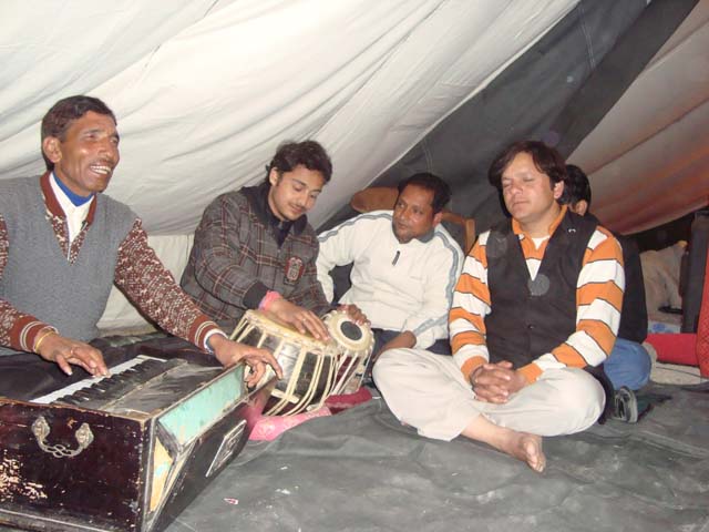 पुष्पराज और उसकी टोली के साथ पहाड़ी गीत-संगीत