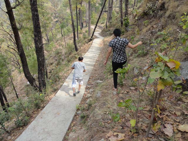 रिसोर्ट की बगल से पडोस के गाँव की तरफ जाता रास्ता