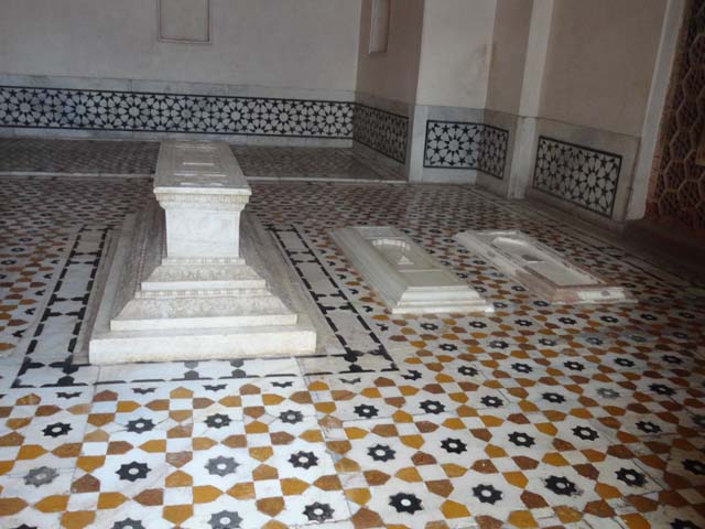 अकबर की बेटियों वा उसके नातियों की कब्रें