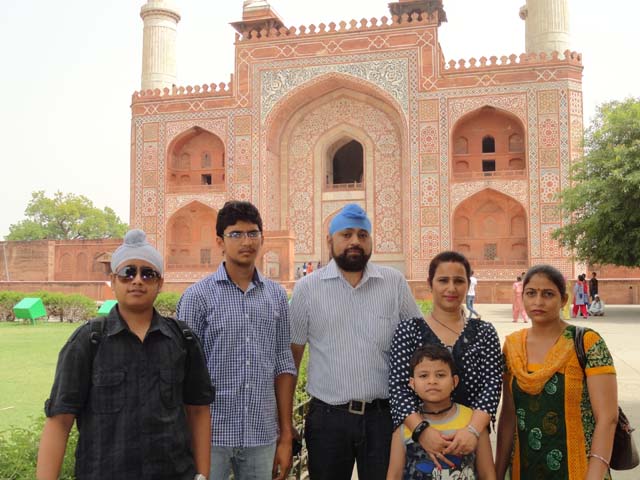 अपने और त्यागी जी के परिवार के साथ