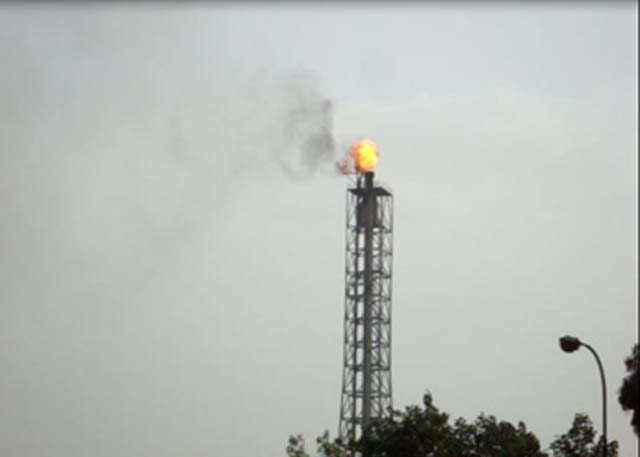 चलती कार से तेल रिफाईनरी की चिमनी से निकलती आग और धुंए का लिया गया फोटो, खास आपके लिए