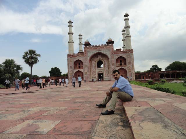 मकबरे का बाहरी दृश्य , फोटो में श्री प्रेम त्यागी