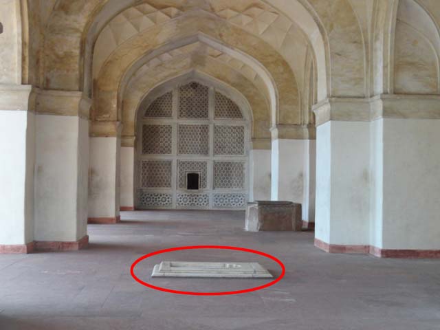 मकबरे के अंदर वह स्थान जहाँ से बोली गई आपकी बात मकबरे के दुसरे हिस्सों तक पहुंच जाति है