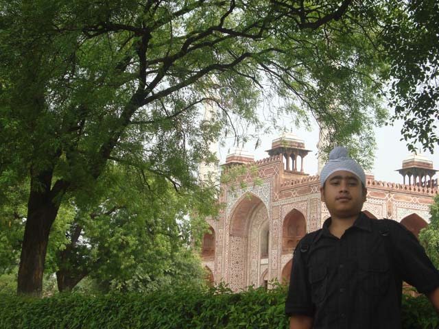 मकबरे के साइड विउ के साथ फोटो में रावी