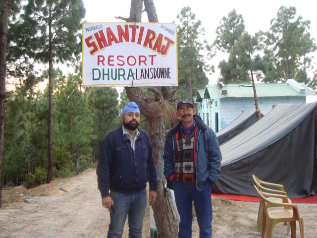रिसोर्ट में सबसे बड़े भाई शिवचरण बिष्ट के साथ