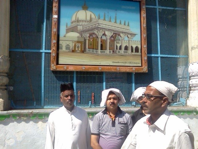 दरगाह से बाहर, सबसे बायीं तरफ हमारे वो  गाइड