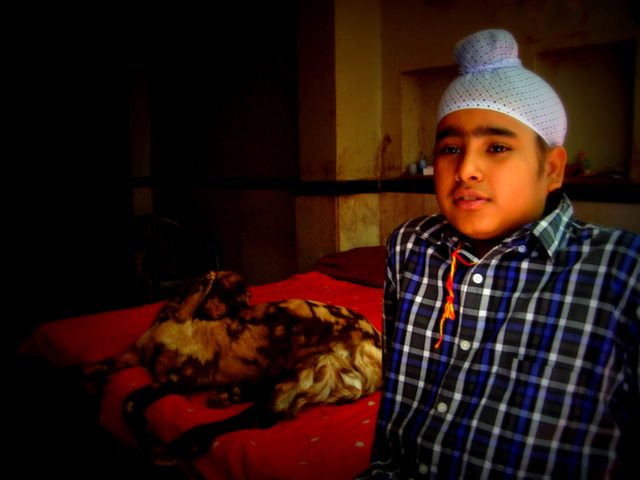  दरगाह से बाहर, शायद कुर्बानी का बकरा