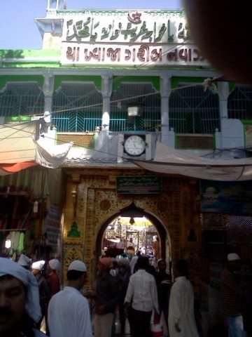 भीड़-भाड़ भरा नज़ारा होता है, दरगाह के बाहर