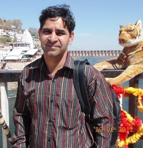 ओंकारेश्वर पृष्ठ भूमि के साथ नरेश सरोहा