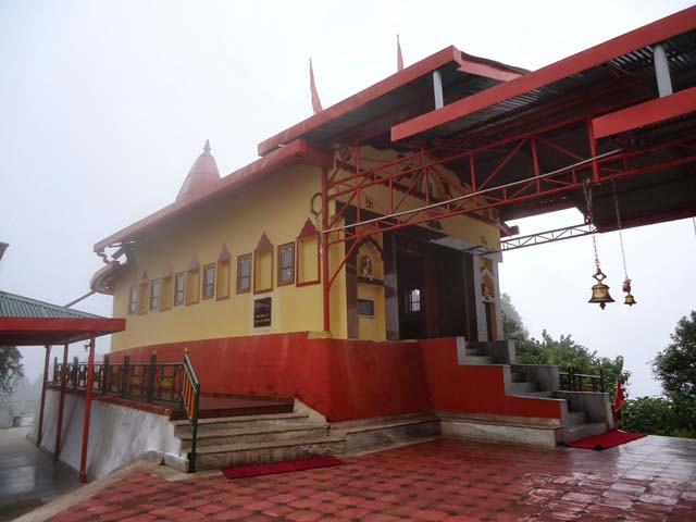 बादलो से ढका हनुमान टोक  मंदिर 