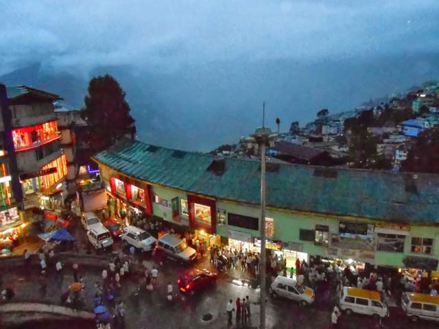 शाम के समय , होटल की बालकनी से बाहर के दृश्य 