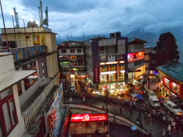 शाम के समय , होटल की बालकनी से बाहर के दृश्य 