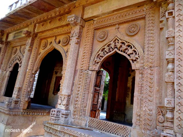 Jama Masjid - Extravagant Carving on the entrance to Chanderi Jama Masjid