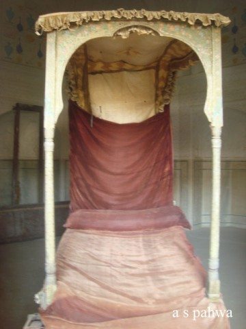 रानियों की पालकी, जिसमे उन्हें बैठा कर लाया जाता था