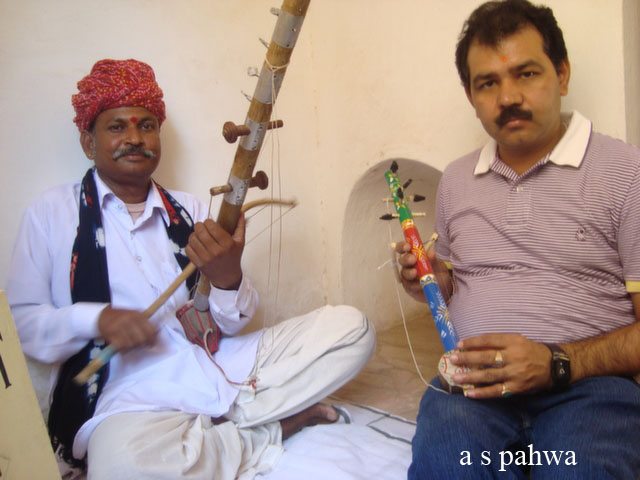 सारंगी वादक के साथ