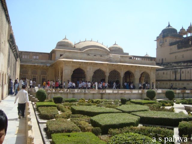 किले के भीतर,