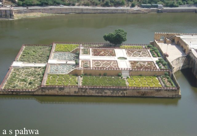 केसर बगीचा, जो मानसून में पानी में तैरते गलीचे का भ्रम देता है