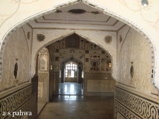 आमेर दुर्ग में बने महल में बने कक्ष