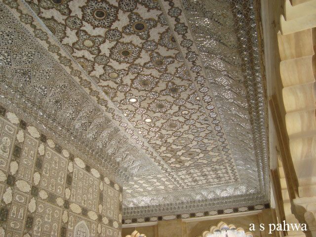 काँच के टुकड़ों से बनी शीश महल की छत और दीवालें