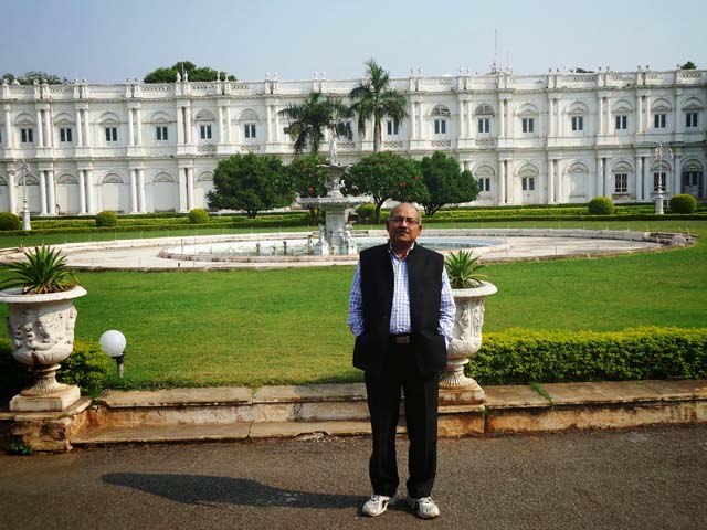 महल के बाहर एक फोटो मेरा भी