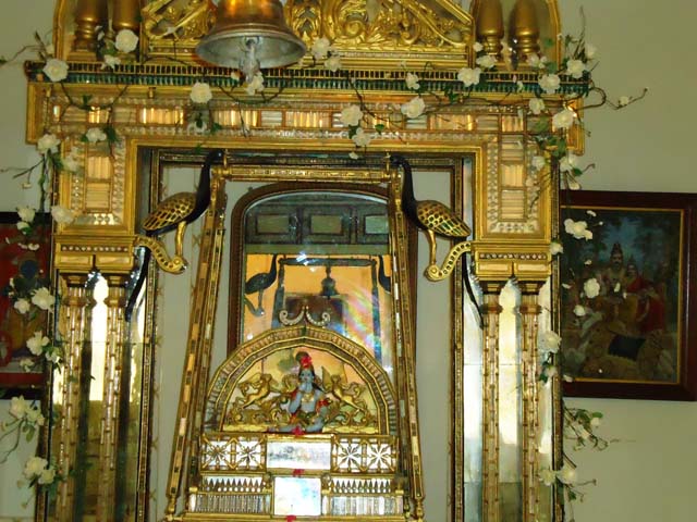 म्यूजियम में कांच का मंदिर