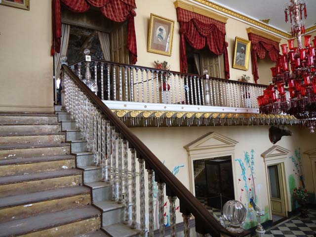 कांच के पायों पर टिकी सीढ़ियों की रेलिंग 