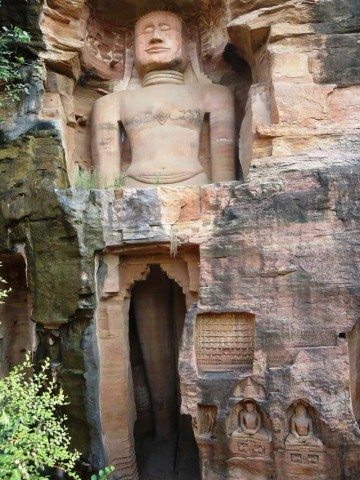 चट्टानों को  काट कर बनाई गई जैन तीर्थकरों की मूर्तियाँ 