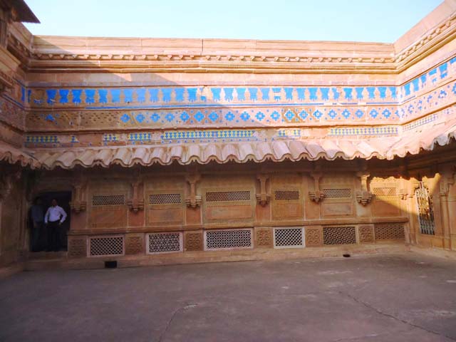 किले के अंदर पत्थरो पर  हाथ से काट कर बनाई गई  कलात्मक जालियां , खंभे , बुर्ज।  