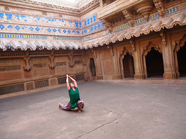 इस हाल में नृत्य होता था , हमारे गाईड के कहने पर lauranne  की नृत्य मुद्रा में फोटो 