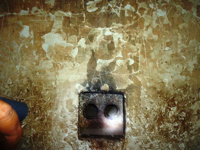 उस समय की टेलीफोन प्रणाली , एक होल इनकमिंग का है और दूसरा आउटगोइंग के लिए।  