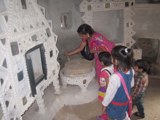 शिल्पग्राम के एक घर के भीतर