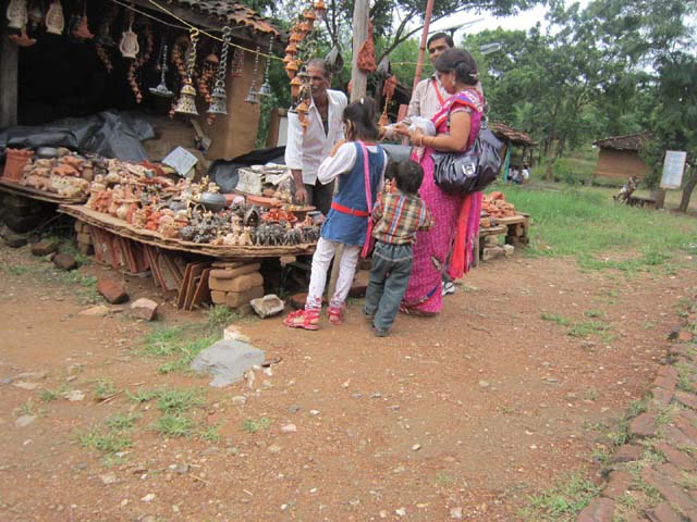 शिल्पग्राम, मिटटी के बर्तनों की एक दूकान