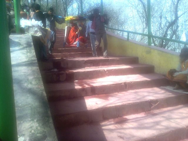 राधारानी जी के मंदिर से दर्शन के बाद वापिस पालकी में लाते हुए कहार.