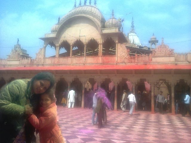 राधारानी जी के मंदिर प्रांगण में भी होली का हुड़दंग.