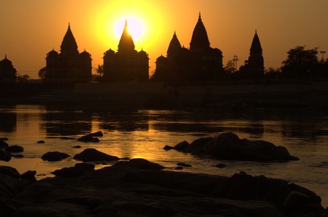 Red ball pouring molten gold 