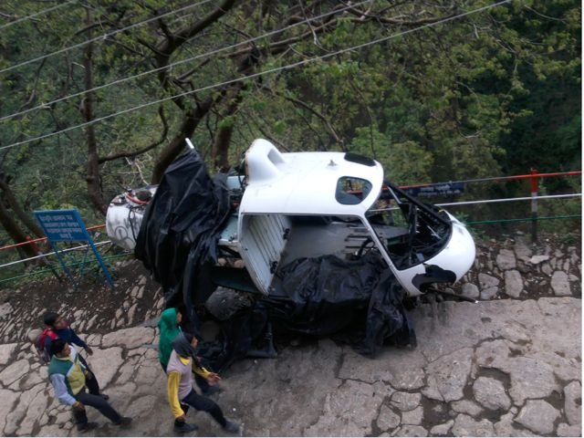  रास्ते मे हेलीकॉप्टर का कॉकपिट भी पड़ा हुआ था। न जाने क्यूँ यहाँ तक लेकर आये होंगे।