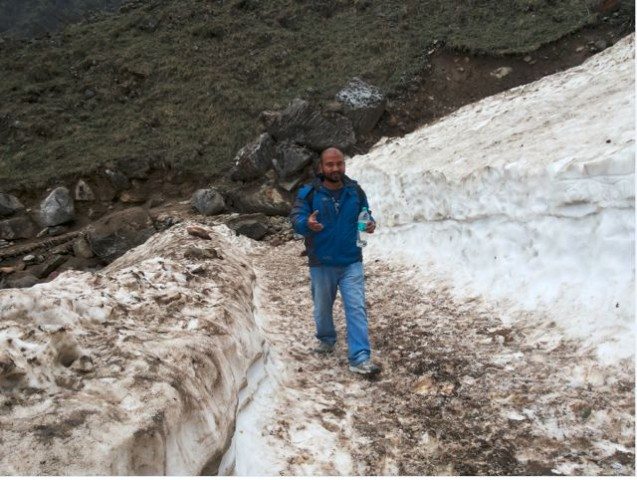 सिर्फ दो घूंट पानी बचा है बोतल मे।