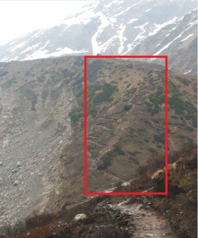 जिस पहाड़ पर ये रास्ता बना हुआ था वो भी टूटा हुआ था। भूस्खलन हो रखा था।