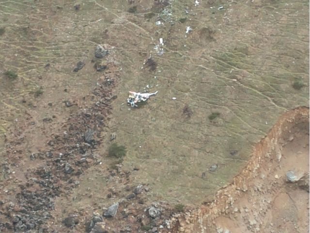 हेलीकॉप्टर के अवशेष। पहाड़ पर नज़र डालिये पूरा ढह गया है।