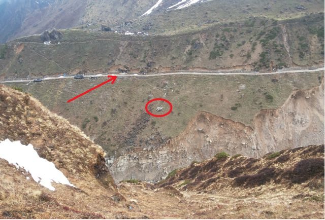 पुराना रास्ता और हेलीकॉप्टर के अवशेष। हेलीकॉप्टर एक बिंदु मात्र ही लग रहा है।