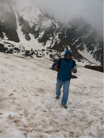 जहाँ पैरों के निशान थे मैं भी वहीँ पर चल रहा था। मुलायम बर्फ पर तो पैर अंदर धस जाता जिससे गति धीमी हो जाती थी। 