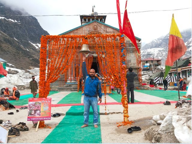 बहुत आराम से दर्शन किये। गिने-चुने लोग ही थे।